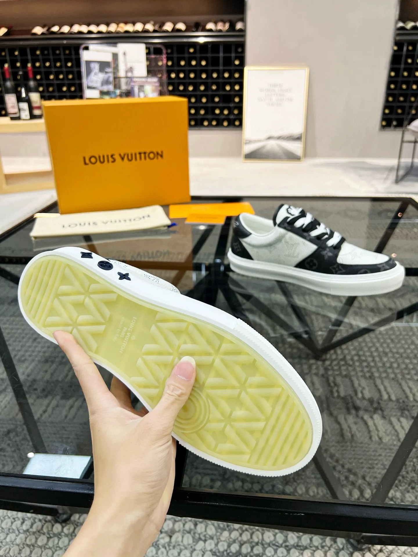 Factory price: 438💰LV top purchasing agent 🇮🇹 Lu Street Male God’s popular casual sneakers counter synchronized, uppers imported from Italy cowhide fabrics, colorful and complex handicrafts, imported water-dyed cowhide lining cowhide foot pads Soles: original soles specially provided by the factory, TPU exclusive movable molded soles super comfortable, original factory single goods, 🔍🔍high quality, you can enter and exit the counter at will, welcome to compare, code number 38-44 (45 can be ordered)